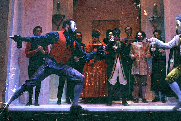 Anthony Molina-Diaz se livre à un duel chorégraphié d'escrime artistique.