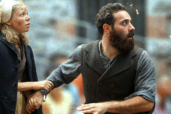 Anthony Molina-Diaz est Jean Valjean dans la pièce de théâtre Les Misérables, Victor Hugo.