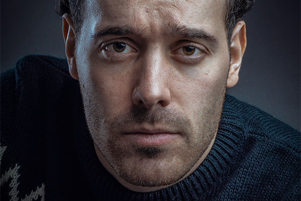 Anthony Molina-Diaz est un comédien à la voix masculine grave.